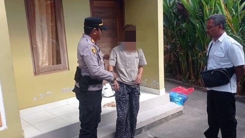Bobol Vila Berulang Kali untuk Beli Iphone-Judi, Pria Buleleng Ditangkap!

Pria berinisial KPA alias Sotong (19) diringkus polisi di sebuah rumah kos di Desa Banyualit, Buleleng, Bali. Sotong ditangkap lantaran diduga berulang kali membobol sebuah vila di wilayah Desa Bebetin, Kecamatan Sawan, Buleleng.

Kasi Humas Polres Buleleng Iptu Yohana Rosalin Diaz mengungkapkan uang hasil pencurian tersebut digunakan Sotong untuk membeli iPhone yang kemudian dijual kembali. Tak hanya itu, uang tersebut juga digunakan untuk menebus sepeda motor milik temannya yang sempat digadaikan hingga untuk berjudi.

Yohana menjelaskan pengungkapan kasus tersebut bermula dari laporan masyarakat. Menurutnya, Polsek Sawan langsung bergerak melakukan penyelidikan hingga akhirnya menangkap pelaku pada Senin (20/7/2026) pagi.

Polsek Sawan bersama tim kemudian melakukan olah tempat kejadian perkara bersama tim Inafis Polres Buleleng, mengumpulkan keterangan saksi-saksi serta korban, hingga akhirnya memperoleh petunjuk yang mengarah kepada terduga pelaku, ujar Yohana, Senin.

Yohana mengatakan tim sempat melakukan pencarian di sejumlah lokasi, mulai dari Desa Adat Sang Burni Desa Pakisan, Kelurahan Banjar Jawa, hingga kawasan Lovina. Upaya itu membuahkan hasil setelah polisi menerima informasi bahwa Sotong berada di sebuah rumah kos di Jalan Durian, Desa Banyualit.

Atas informasi tersebut, tim yang dipimpin langsung Kapolsek Sawan bergerak menuju lokasi dan berhasil mengamankan terduga pelaku tanpa perlawanan, tambahnya.

Saat diinterogasi polisi, Sotong mengakui telah melakukan pencurian di Villa Manuk, Bebetin. Sotong beraksi dengan memanjat tembok pembatas vila, kemudian masuk ke kamar tamu yang tidak terkunci dan mengambil uang milik penghuni.

Bahkan, Sotong mengaku sudah tiga kali melakukan aksi serupa di lokasi yang sama. Aksi pertama terjadi saat menjalani masa pelatihan pada Juli 2025 dengan hasil curian sekitar Rp 1,5 juta. Selanjutnya, Sotong kembali menggasak uang sekitar Rp 30 juta pada 13 Juli 2026 dan Rp 5 juta pada 18 Juli 2026,

Peristiwa terakhir yang menjadi dasar pengungkapan terjadi sekitar pukul 20.20 Wita pada Sabtu (18/7). Saat itu, empat wisatawan asal Spanyol meninggalkan kamar vila untuk beberapa saat.

Ketika kembali, salah seorang di antaranya melihat sosok pria berlari menuju area kamar mandi. Pria itu kemudian melompat melewati tembok pembatas setinggi sekitar 2,5 meter untuk melarikan diri.

Setelah dilakukan pengecekan, korban diketahui kehilangan uang tunai sekitar Rp 4 juta dan 50 euro. Kejadian tersebut kemudian dilaporkan kepada pengelola vila dan diteruskan kepada kepolisian.

Selain menangkap Sotong, polisi turut mengamankan barang bukti berupa helm dan satu kaus berwarna krem yang diduga berkaitan dengan tindak pidana tersebut. Saat ini, Sotong beserta barang bukti telah diamankan di Polsek Sawan untuk menjalani proses penyidikan lebih lanjut.

Penyidik juga masih melakukan pendalaman guna memastikan seluruh rangkaian dugaan tindak pidana serta kemungkinan adanya korban lainnya, pungkaasnya.