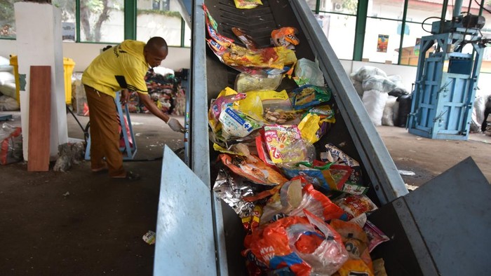 Petugas Dinas Lingkungan Hidup (DLH) Kota Bogor mengoperasikan mesin conveyor di tempat pengolahan sampah plastik bernilai rendah (low value), DLH Kota Bogor, Jawa Barat, Senin (20/7/2026). DLH Kota Bogor bekerjasama dengan World Wide Fund for Nature (WWF) Indonesia mengolah sampah plastik bernilai rendah yang berasal dari Tempat Pengolahan Sampah Reduce, Reuse, Recycle (TPS3R) se-Kota Bogor tersebut guna menekan volume sampah yang dibuang ke Tempat Pembuangan Akhir (TPA) Galuga, Bogor dan mencegahnya mencemari lingkungan. ANTARA FOTO/Arif Firmansyah/nz