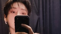 Jungkook asyik foto-foto di back stage Halftime Show Final Piala Dunia 2026. Foto: Instagram @mnijungkook