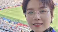 Pose selfie Suga dengan latar belakang lapangan Stadion MetLife yang terletak di East Rutherford, New Jersey, Amerika Serikat. Foto: Instagram @agustd