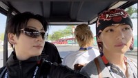 Momen lucu V dan Jungkook naik buggy car. Ada-ada saja memang dua member BTS ini tingkah lakunya. Foto: Instagram @mnijungkook
