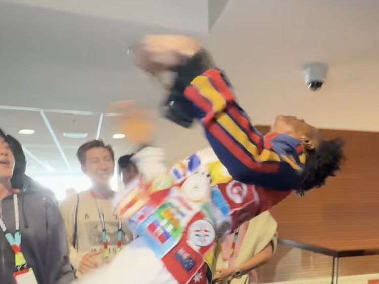 IShowSpeed Pamer Backflip saat Bertemu BTS di Backstage Piala Dunia