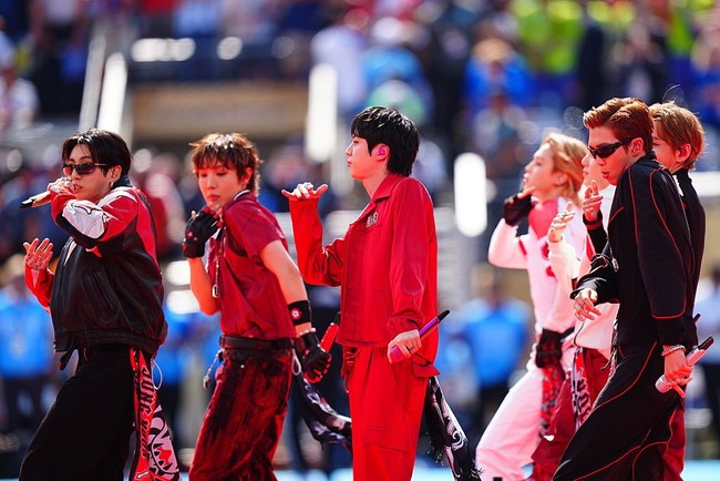 Ada yang memakai jersey klasik, warm-up jacket, hingga bomber jacket. Detail seperti emblem klub, bintang, patch bergambar bola, hingga logo BTS membuat setiap tampilan terlihat unik tanpa kehilangan identitas grup. Foto: FOX Sports via Getty Images/Frank Micelotta