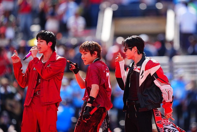 Ternyata ada makna tersembunyi di balik pemilihan busana bernuansa hitam,putih dan merah tersebut. Seperti dikutip dari Korea Herald, mengenakan warna khas ‘Red Devils’, kelompok suporter resmi tim nasional sepak bola Korea Selatan. Foto: FOX Sports via Getty Images/Frank Micelotta