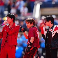 Ternyata ada makna tersembunyi di balik pemilihan busana bernuansa hitam,putih dan merah tersebut. Seperti dikutip dari Korea Herald, mengenakan warna khas ‘Red Devils’, kelompok suporter resmi tim nasional sepak bola Korea Selatan. Foto: FOX Sports via Getty Images/Frank Micelotta