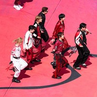 Tujuh personel boyband asal Korea Selatan ini tampil dengan busana bergaya sporty dalam palet warna merah, putih, dan hitam. Foto: FOX Sports via Getty Images/Frank Micelotta