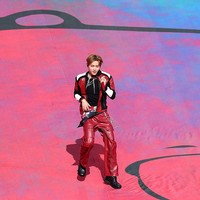 Membawakan lagu ‘Dynamite’, Jungkook, RM, Jin, V, J-Hope, Suga dan Jimin memilih interpretasi yang paling sesuai dengan tema sepak bola. Masing-masing member mengenakan outfit yang terinspirasi dari jersey sepak bola, dengan desain berbeda-beda. Foto: FOX Sports via Getty Images/Frank Micelotta