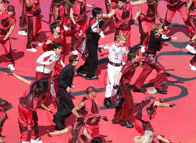 Busana para member dipadukan dengan berbagai model celana bergaya kasual. Beberapa mengenakan cargo pants putih, celana flare merah bermotif, hingga celana hitam longgar yang menjadi ciri khas gaya streetwear. Foto: FOX Sports via Getty Images/Frank Micelotta