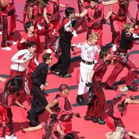 Busana para member dipadukan dengan berbagai model celana bergaya kasual. Beberapa mengenakan cargo pants putih, celana flare merah bermotif, hingga celana hitam longgar yang menjadi ciri khas gaya streetwear. Foto: FOX Sports via Getty Images/Frank Micelotta