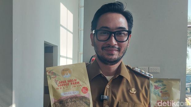 Bupati Bandung Barat, Jeje Ritchie Ismail melepas ekspor kopi khas Gununghalu. Bupati Bandung Barat, Jeje Ritchie Ismail melepas ekspor kopi khas Gununghalu.