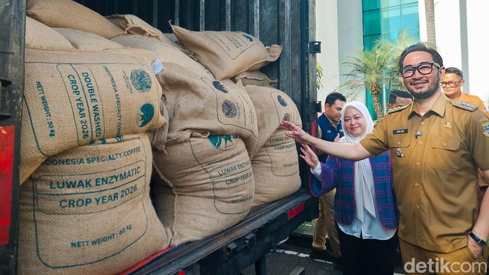 Bupati Bandung Barat, Jeje Ritchie Ismail melepas ekspor kopi khas Gununghalu.