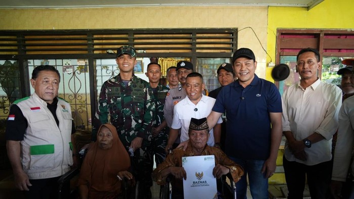 Bupati Subandi sidak RTLH dan salurkan bantuan alat kesehatan untuk warga.