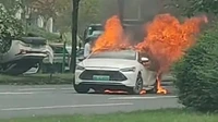 Mobil PHEV BYD Terbakar saat Kecelakaan Beruntun