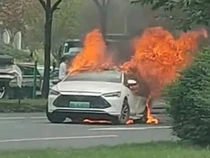 Mobil PHEV BYD Terbakar saat Kecelakaan Beruntun