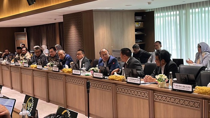 Rapat DPR dengan pemerintah bahas anggaran kapal perintis digelar di gedung DPR kompleks parlemen, Senayan, Jakarta, Senin (20/7/2026).