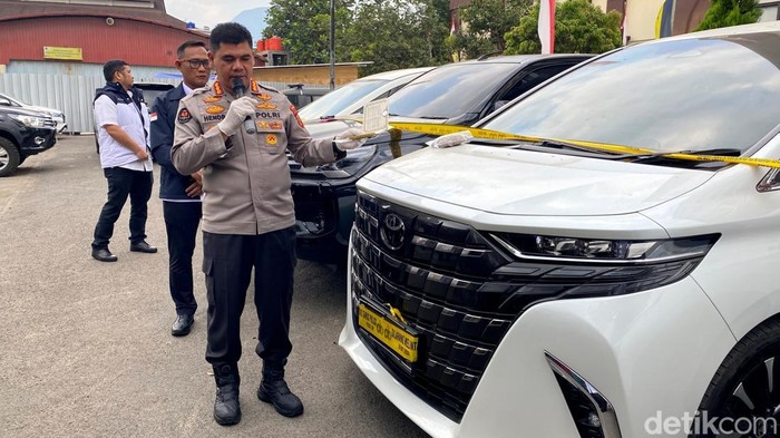 Deretan mobil mewah barang bukti kasus judol yang berhasill diungkap di Jawa Barat