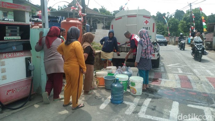 Distribusi air bersih ke wilayah terdampak kekeringan di Cianjur