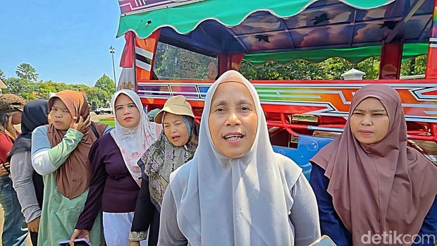 Emak-emak di Cikadu berharap saluran irigasi segera diperbaiki Emak-emak di Cikadu berharap saluran irigasi segera diperbaiki