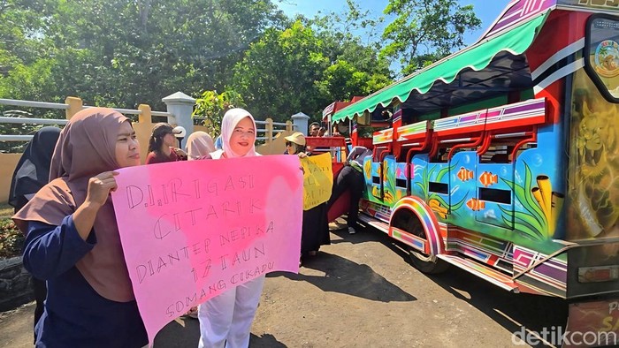 Emak-emak Sewa Wara-wiri Geruduk Dinas PU Sukabumi