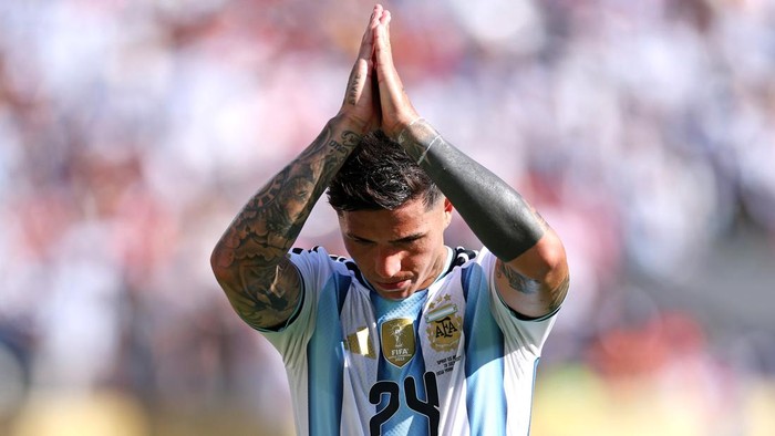 EAST RUTHERFORD, NEW JERSEY - JULY 19: Enzo Fernandez #24 of Argentina reacts as he walks off the pitch after receiving a red card during the FIFA World Cup 2026 Final match between Spain and Argentina at New York New Jersey Stadium on July 19, 2026 in East Rutherford, New Jersey. (Photo by Justin Setterfield/Getty Images)