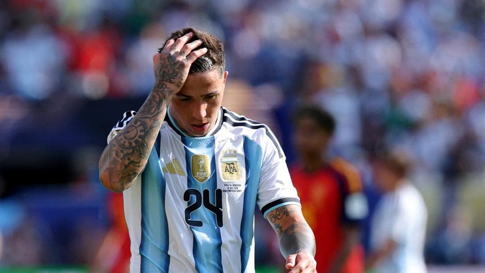 Soccer Football - FIFA World Cup 2026 - Final - Spain v Argentina - New York/New Jersey Stadium, East Rutherford, New Jersey, U.S. - July 19, 2026 Argentinas Enzo Fernandez looks dejected as he walks off the pitch after being shown a red card by the referee REUTERS/Amanda Perobelli     TPX IMAGES OF THE DAY
