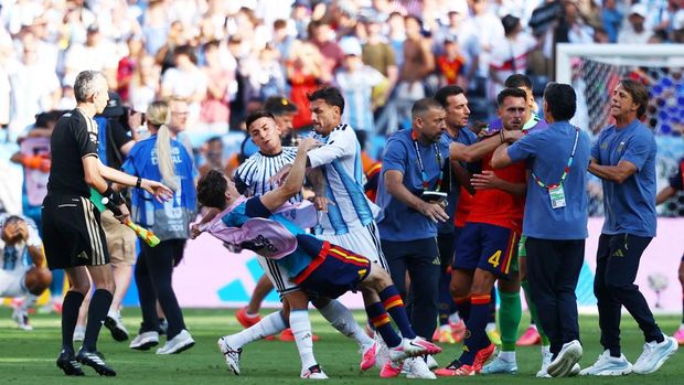 Eric Garcia dan Gavi terlibat keributan dengan pelatih Argentina Lionel Scaloni, Thiago Almada, serta Leandro Paredes usai pertandingan final Piala Dunia FIFA 2026 antara Spanyol dan Argentina di New York/New Jersey Stadium, East Rutherford, New Jersey, Amerika Serikat, Minggu (19/7/2026). Eric Garcia dan Gavi terlibat keributan dengan pelatih Argentina Lionel Scaloni, Thiago Almada, serta Leandro Paredes usai pertandingan final Piala Dunia FIFA 2026 antara Spanyol dan Argentina di New York/New Jersey Stadium, East Rutherford, New Jersey, Amerika Serikat, Minggu (19/7/2026). (REUTERS/Kai Pfaffenbach)