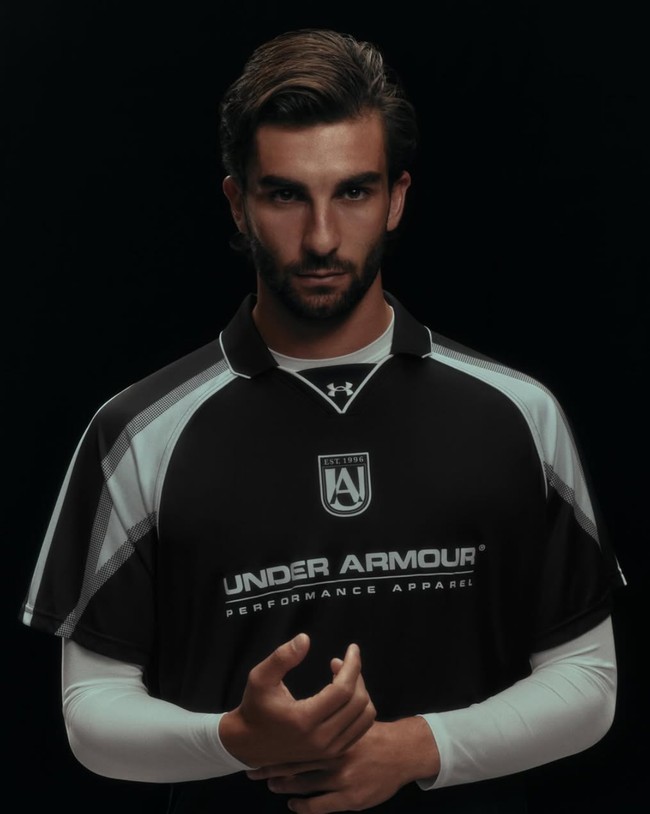 Di luar lapangan, Ferran Torres didapuk sebagai model iklan Under Armour. Potret tampannya memakai baju Under Armour memikat para penggemar wanita. Foto: Dok. Instagram Ferran Torres