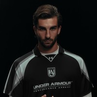 Di luar lapangan, Ferran Torres didapuk sebagai model iklan Under Armour. Potret tampannya memakai baju Under Armour memikat para penggemar wanita. Foto: Dok. Instagram Ferran Torres