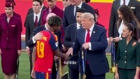Presenter berusia 39 tahun itu memperlihatkan momen Lamine Yamal menerima medali yang dikalungkan oleh Presiden Amerika Serikat Donald Trump. Foto: Instagram @ganindrabimo