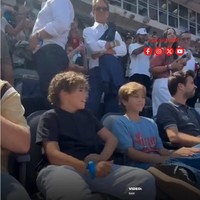 Dua anak Shakira, Milan dan Sasha terlihat di antara ribuan penonton yang menyaksikan Halftime show Final Piala Dunia 2026. Mantan kekasih Shakira sekaligus ayah dari anak-anaknya, Gerard Pique, juga tampak menonton penampilan sang diva Latin membawakan lagu Dai Dai. Foto: Dok. X/@@RadioElite997