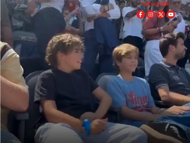 Dua anak Shakira, Milan dan Sasha terlihat di antara ribuan penonton yang menyaksikan Halftime show Final Piala Dunia 2026. Mantan kekasih Shakira sekaligus ayah dari anak-anaknya, Gerard Pique, juga tampak menonton penampilan sang diva Latin membawakan lagu Dai Dai. Foto: Dok. X/@@RadioElite997