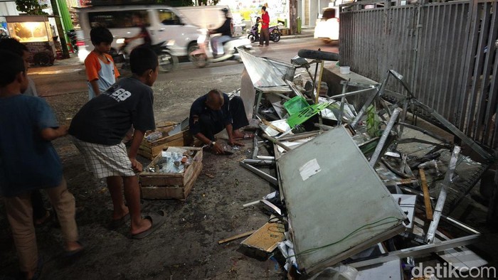 Gerobak PKL hancur ditabrak mobil di Pasar Tawangsari, Sukoharjo, Senin (20/7/2026) petang.