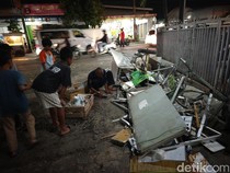 Mobil Hantam Sejumlah Gerobak PKL di Pasar Tawangsari Sukoharjo