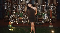 Glenca Chysara berpose dengan latar belakang balon bertuliskan Happy Birthday Glenca. (Foto: dok Instagram glencachysaraofficial)