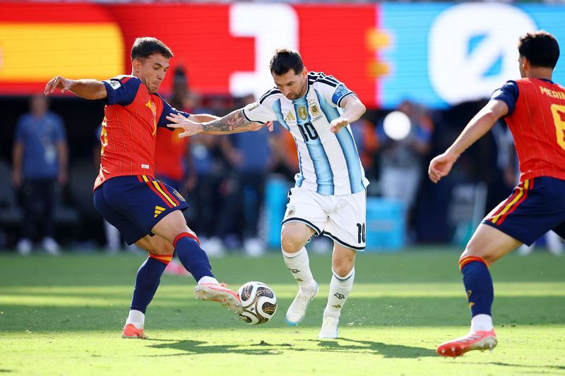 Gol Ferran Torres Bawa Spanyol Juara Piala Dunia 2026 Soccer Football - FIFA World Cup 2026 - Final - Spain v Argentina - New York/New Jersey Stadium, East Rutherford, New Jersey, U.S. - July 19, 2026 Spain's Martin Zubimendi in action with Argentina's Lionel Messi REUTERS/Agustin Marcarian