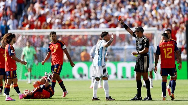 Soccer Football - FIFA World Cup 2026 - Final - Spain v Argentina - New York/New Jersey Stadium, East Rutherford, New Jersey, U.S. - July 19, 2026 Argentina's Enzo Fernandez is shown a red card by referee Slavko Vincic REUTERS/Lee Smith
