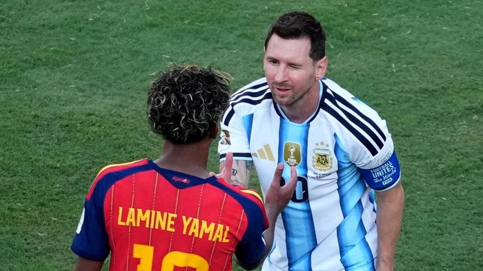 Soccer Football - FIFA World Cup 2026 - Final - Spain v Argentina - New York/New Jersey Stadium, East Rutherford, New Jersey, U.S. - July 19, 2026 Spains Lamine Yamal shakes hands with Argentinas Lionel Messi as he celebrates winning the World Cup IMAGN IMAGES via Reuters/James Lang     TPX IMAGES OF THE DAY