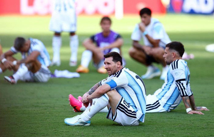 Soccer Football - FIFA World Cup 2026 - Final - Spain v Argentina - New York/New Jersey Stadium, East Rutherford, New Jersey, U.S. - July 19, 2026 Argentinas Lionel Messi looks dejected with teammates after losing the World Cup final REUTERS/Hannah Mckay     TPX IMAGES OF THE DAY