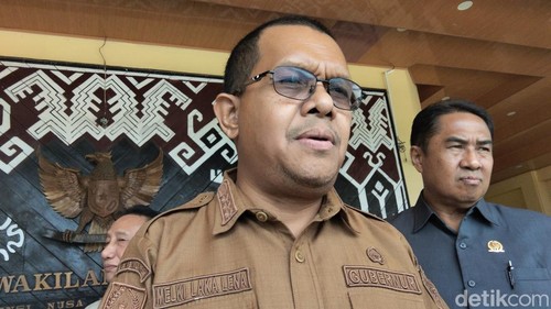 Gubernur NTT Emanuel Melkiades Laka Lena saat diwawancarai, Senin (20/7/2026).
