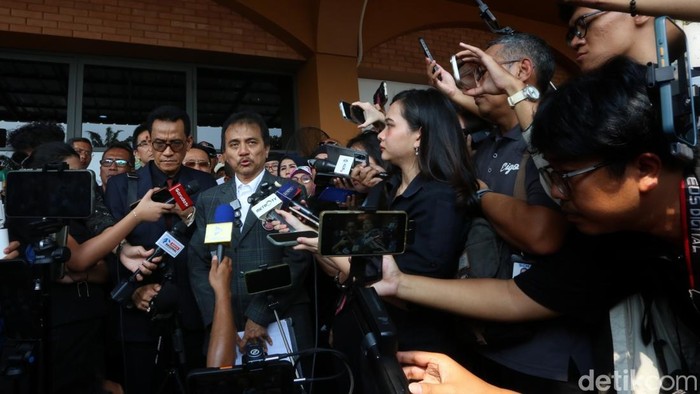 Tersangka kasus dugaan fitnah dan pencemaran nama baik terkait keaslian ijazah Presiden ke-7 RI Joko Widodo, Roy Suryo (kiri) mengikuti sidang pembacaan putusan permohonan praperadilan terkait penetapan tersangka dirinya di Pengadilan Negeri Jakarta Selatan, Jakarta, Senin (20/7/2026). Dalam sidang putusan tersebut majelis hakim menolak praperadilan gugatan keabsahan penetapan tersangka yang diajukan oleh pemohon Roy Suryo dalam kasus dugaan pelanggaran Undang-Undang Informasi dan Transaksi Elektronik (UU ITE) terkait tudingan ijazah palsu Presiden ke-7 RI, Joko Widodo.