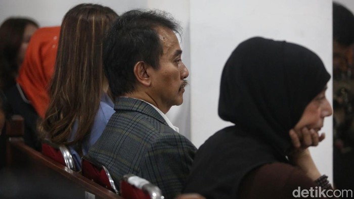 Tersangka kasus dugaan fitnah dan pencemaran nama baik terkait keaslian ijazah Presiden ke-7 RI Joko Widodo, Roy Suryo (kiri) mengikuti sidang pembacaan putusan permohonan praperadilan terkait penetapan tersangka dirinya di Pengadilan Negeri Jakarta Selatan, Jakarta, Senin (20/7/2026). Dalam sidang putusan tersebut majelis hakim menolak praperadilan gugatan keabsahan penetapan tersangka yang diajukan oleh pemohon Roy Suryo dalam kasus dugaan pelanggaran Undang-Undang Informasi dan Transaksi Elektronik (UU ITE) terkait tudingan ijazah palsu Presiden ke-7 RI, Joko Widodo.