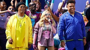 Madonna menjadi pembuka halftime show dengan membawakan lagu Music. Penampilan penyanyi pop legendaris itu semakin meriah karena diperkenalkan oleh dua legenda sepak bola Brasil, Ronaldo dan Ronaldinho, yang disambut riuh penonton. REUTERS/Agustin Marcarian