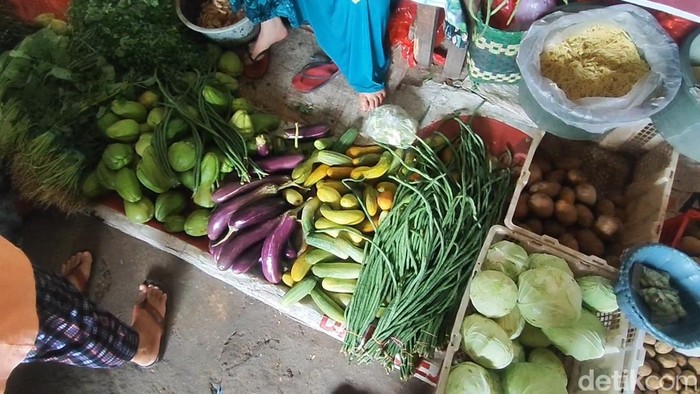 Harga sayur di Pasar Kebonagung Kota Pasuruan melonjak tembus dua kali lipat. Terutama timun dan sawi.