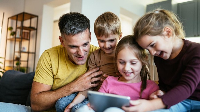 ilustrasi orang tua sama anak main/nonton di gadget bareng-bareng