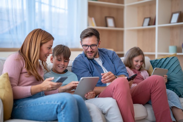 ilustrasi orang tua sama anak main/nonton di gadget bareng-bareng