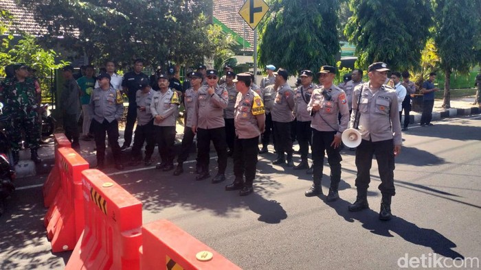 Jadi titik demontrasi Jalan Hasanudin Kota Kediri ditutup