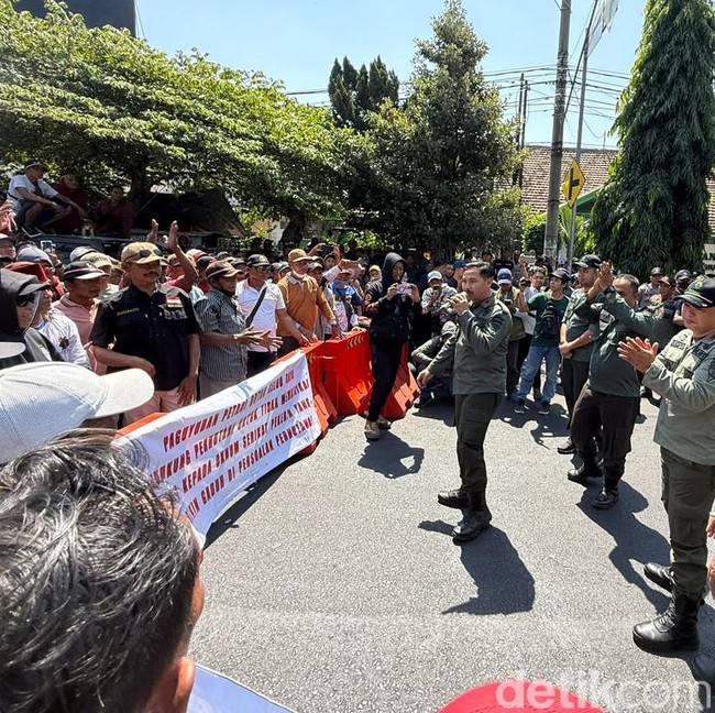 Jalan Hasanudin Kota Kediri Ditutup Akibat Aksi Demo