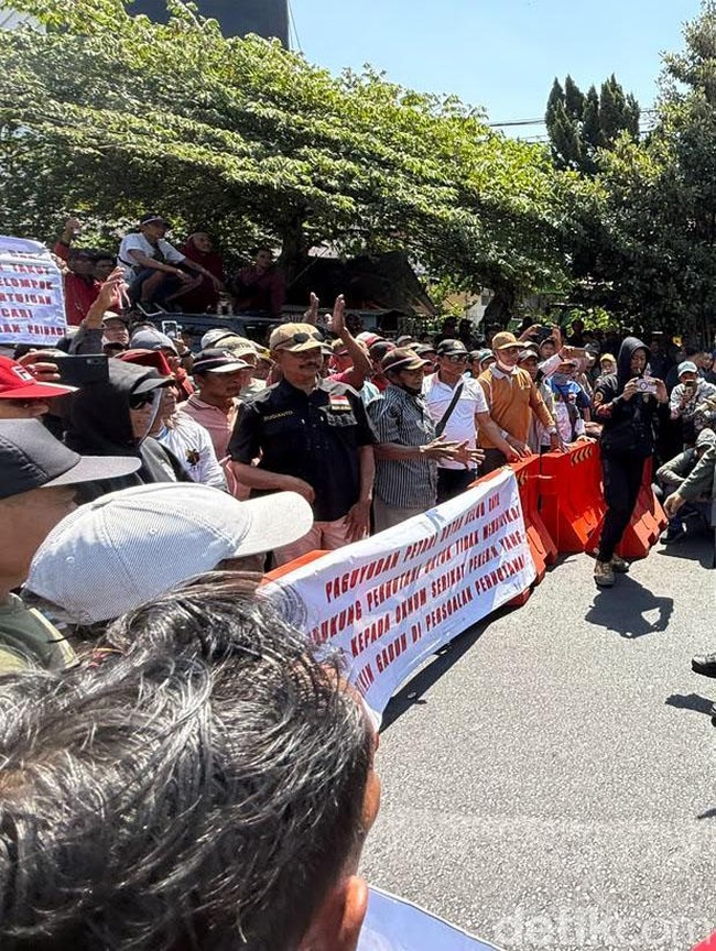 Jalan Hasanudin Kota Kediri Ditutup Akibat Aksi Demo