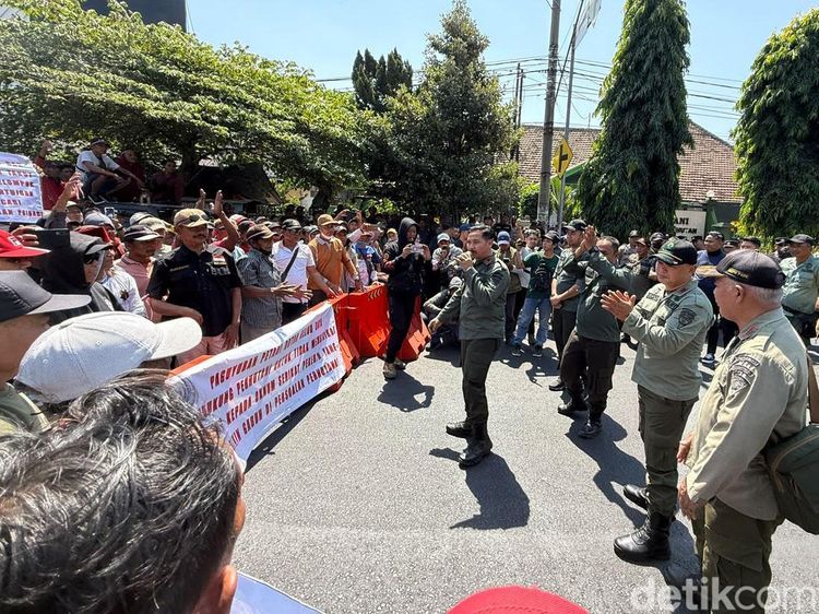 Jalan Hasanudin Kota Kediri Ditutup Akibat Aksi Demo