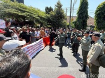 Jalan Hasanudin Kota Kediri Ditutup Akibat Aksi Demo
